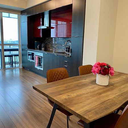 Central Toronto Suite - Free Parking, City Views, Near Cn Tower Buitenkant foto