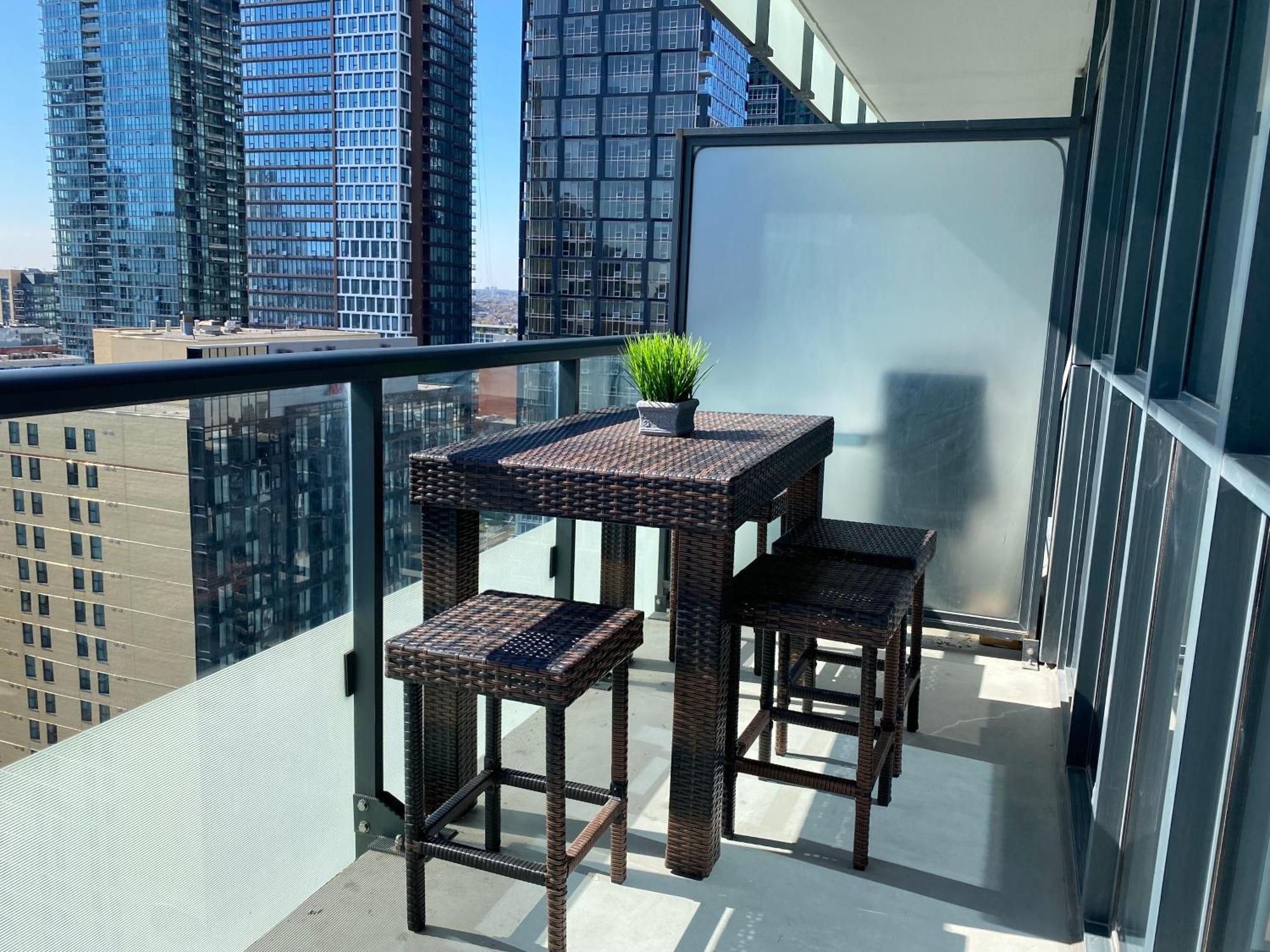 Central Toronto Suite - Free Parking, City Views, Near Cn Tower Buitenkant foto