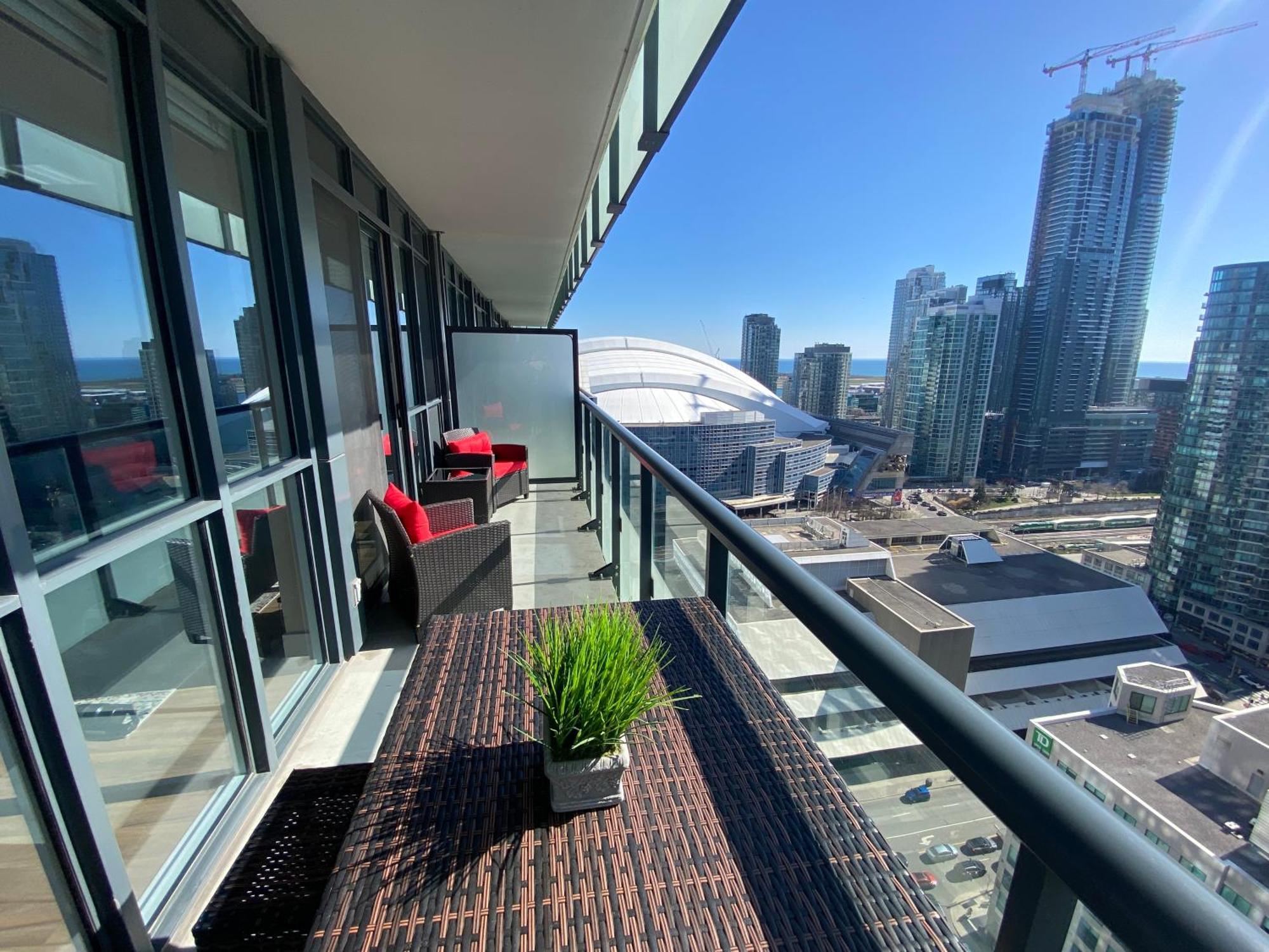 Central Toronto Suite - Free Parking, City Views, Near Cn Tower Buitenkant foto