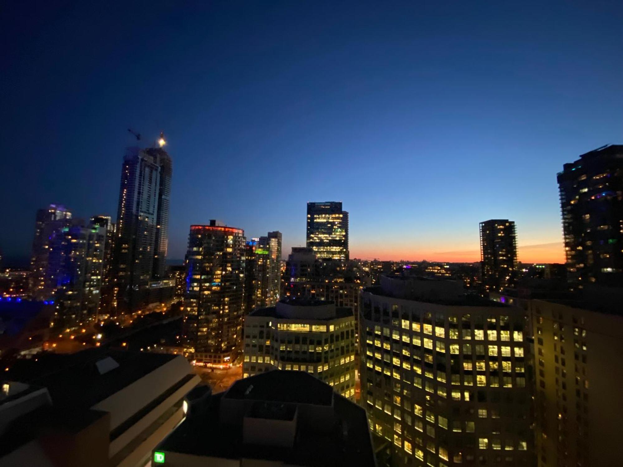 Central Toronto Suite - Free Parking, City Views, Near Cn Tower Buitenkant foto