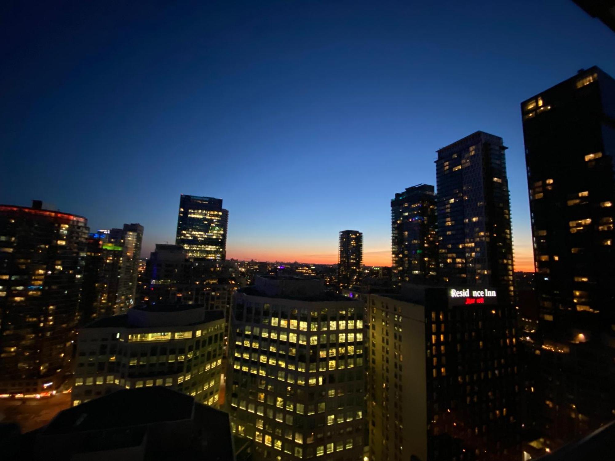 Central Toronto Suite - Free Parking, City Views, Near Cn Tower Buitenkant foto
