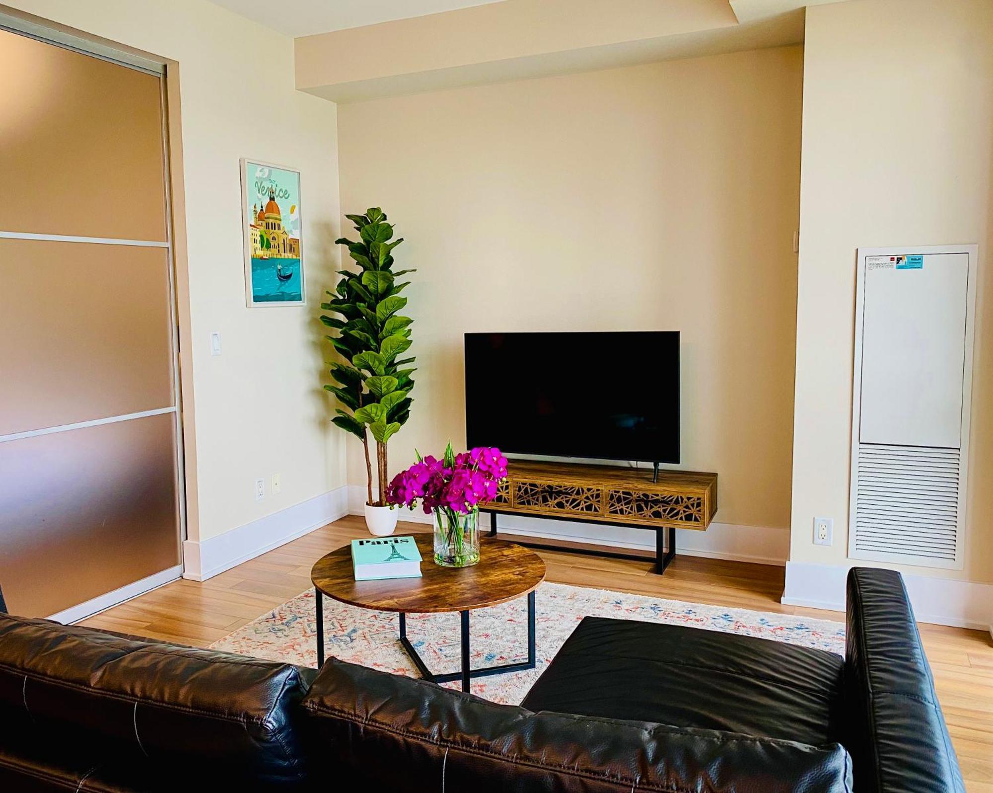 Central Toronto Suite - Free Parking, City Views, Near Cn Tower Buitenkant foto